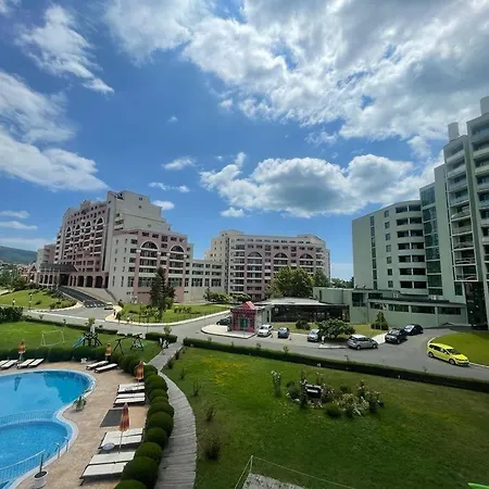 Апартамент Sunny Plaza 100 M Sea Слънчев бряг